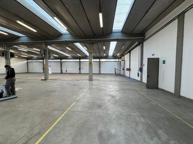 Locale Commerciale in vendita a Cavazzoli, Re