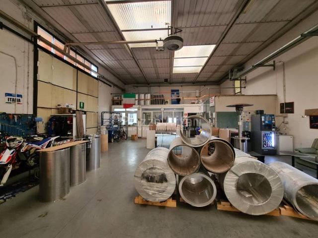 Locale Commerciale in vendita a Pieve Modolena, Re