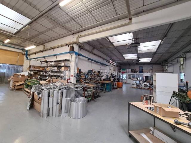 Locale Commerciale in vendita a Pieve Modolena, Re