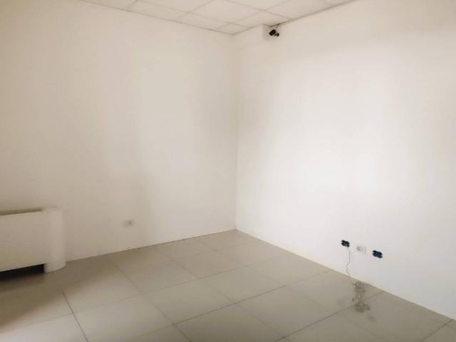 Locale Commerciale in vendita a Pieve Modolena, Re