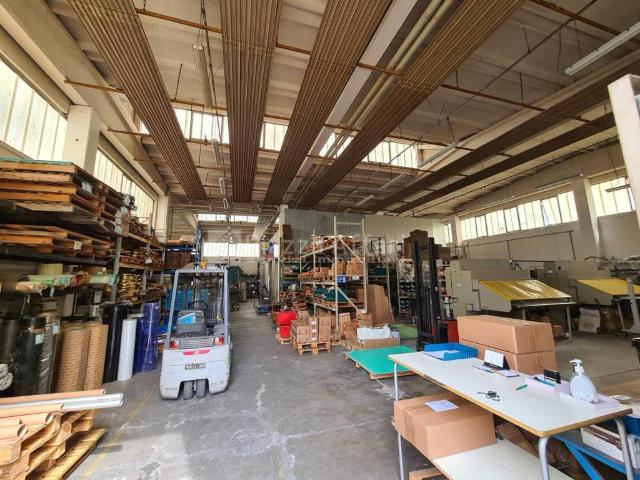 Locale Commerciale in vendita a Mancasale, Re