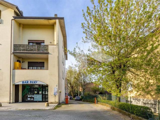 Locale Commerciale in vendita a Pieve Modolena, Re