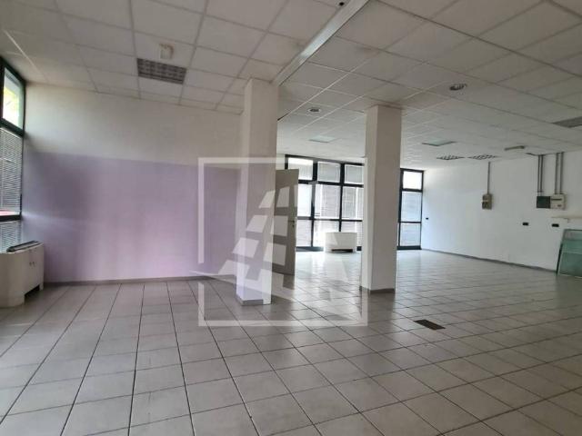 Locale Commerciale in vendita a Re, Reggio Emilia