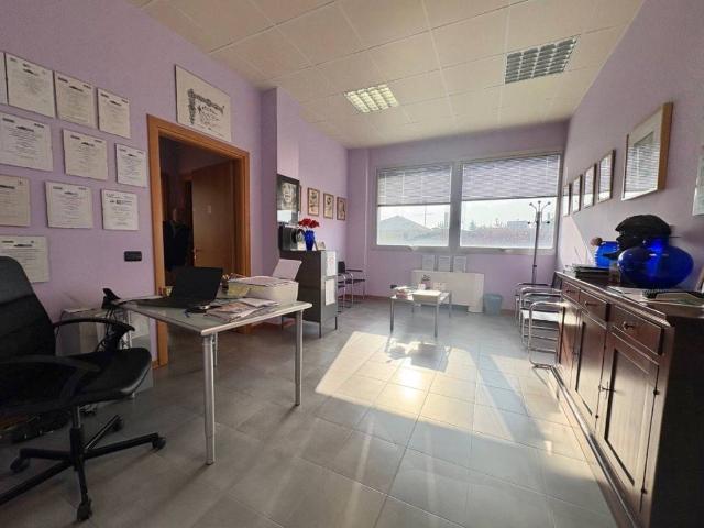 Locale Commerciale in vendita a Ritiro, Re