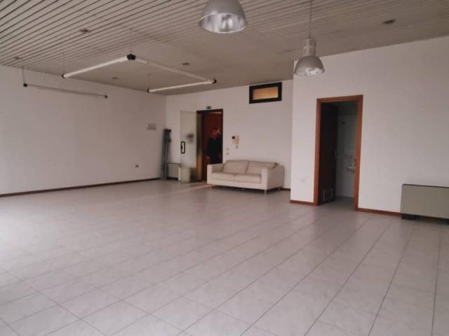 Locale Commerciale in vendita a Sant'Agostino esterna-Porta Castello, Re