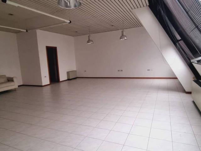 Locale Commerciale in vendita a Sant'Agostino esterna-Porta Castello, Re