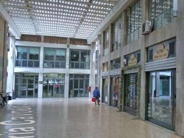 Locale Commerciale in vendita a San Francesco-Giardini Pubblici, Re