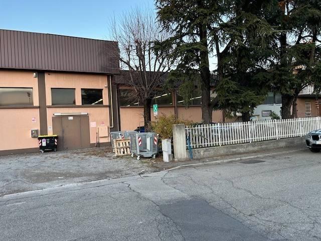 Locale Commerciale in vendita a Cavazzoli, Re