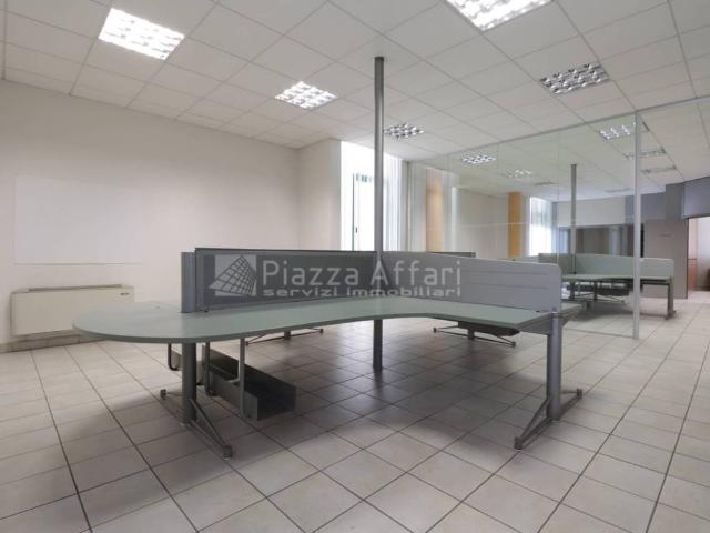 Locale Commerciale in vendita a Belvedere, Re