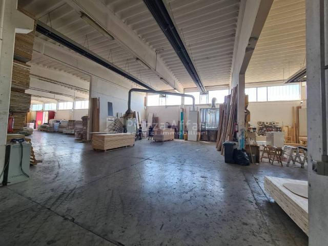 Locale Commerciale in vendita a Mancasale, Re