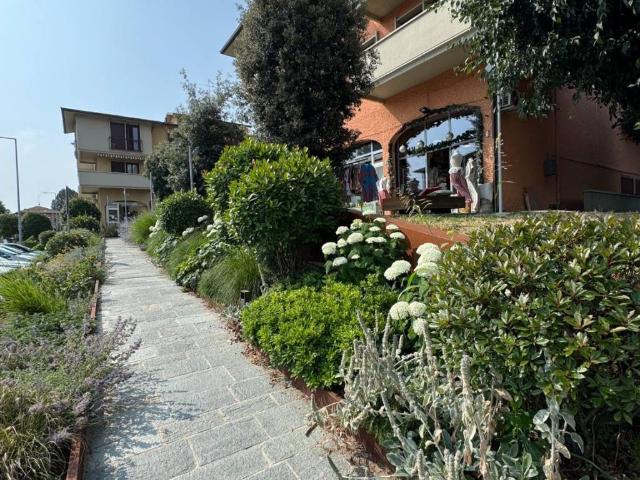 Locale Commerciale in vendita a Re, Reggio Emilia