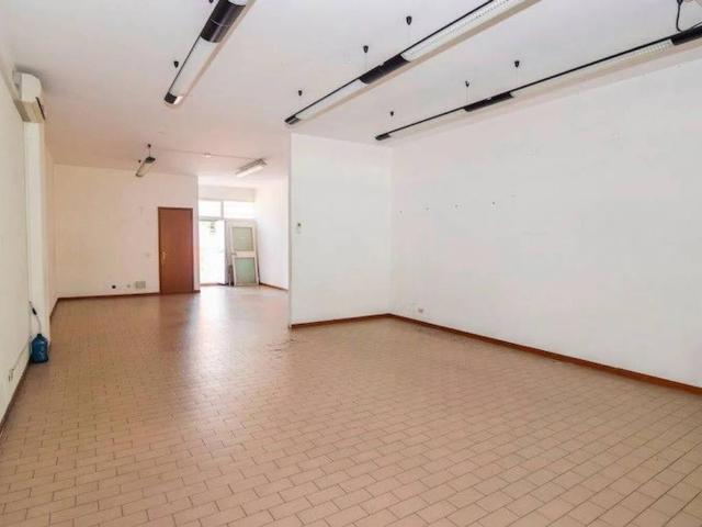 Locale Commerciale in vendita a Re, Reggio Emilia