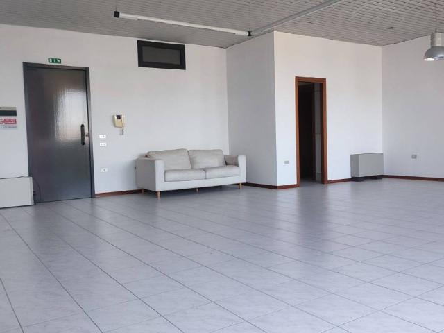 Locale Commerciale in vendita a Buon Pastore, Re