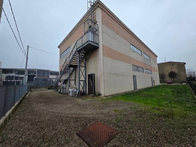 Locale Commerciale in vendita a Gaida, Re