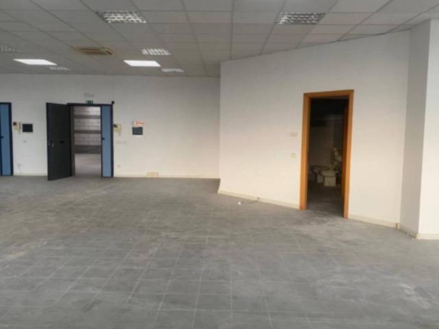 Locale Commerciale in vendita a Pieve Modolena, Re