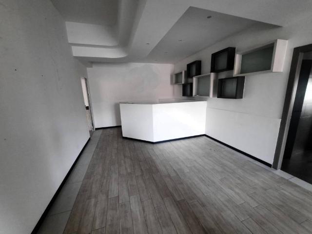 Locale Commerciale in vendita a Regina Pacis, Re