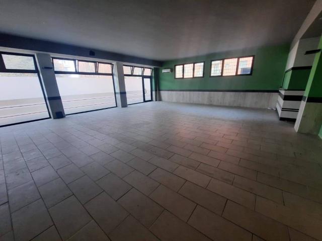 Locale Commerciale in vendita a Regina Pacis, Re