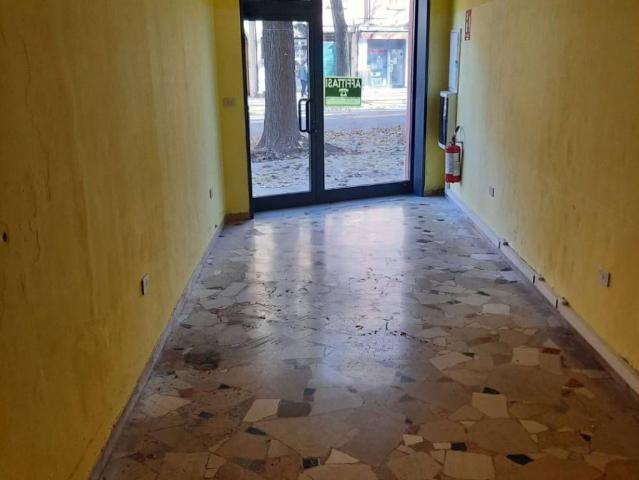 Locale Commerciale in vendita a San Zenone città, Re
