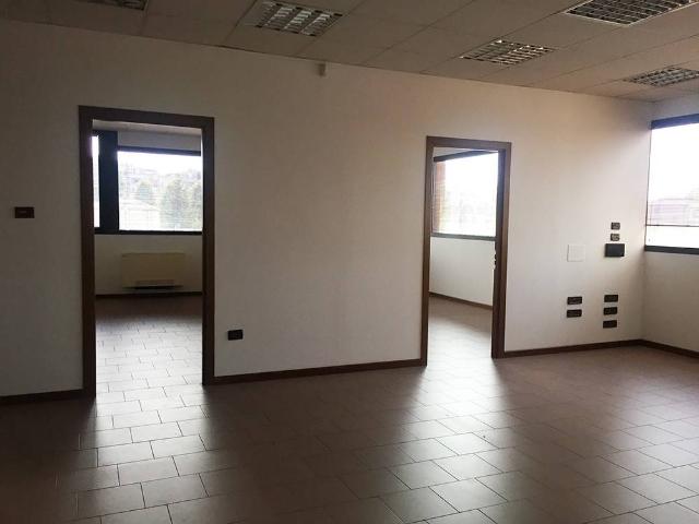 Locale Commerciale in vendita a San Paolo Tribunale, Re