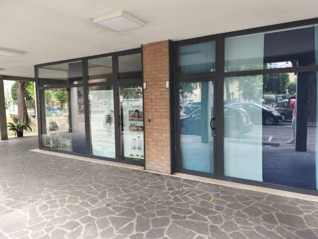 Locale Commerciale in vendita a Santa Maria Nuova, Re
