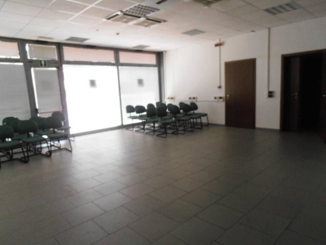 Locale Commerciale in vendita a Santa Croce, Re