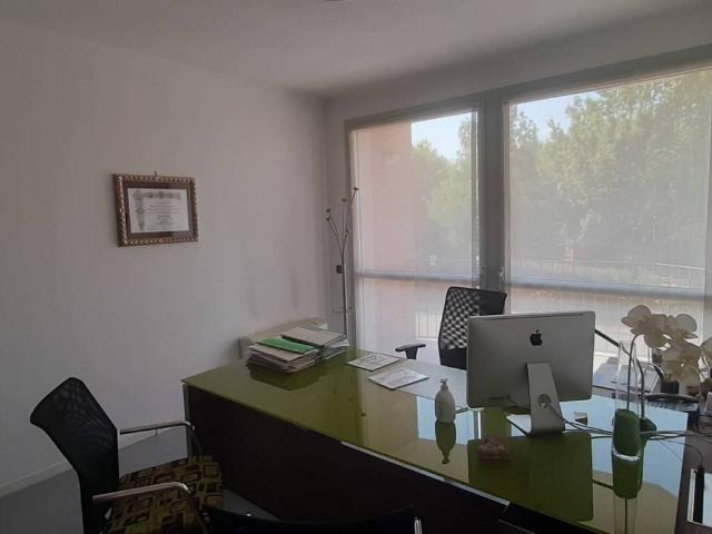 Locale Commerciale in vendita a Cavazzoli, Re