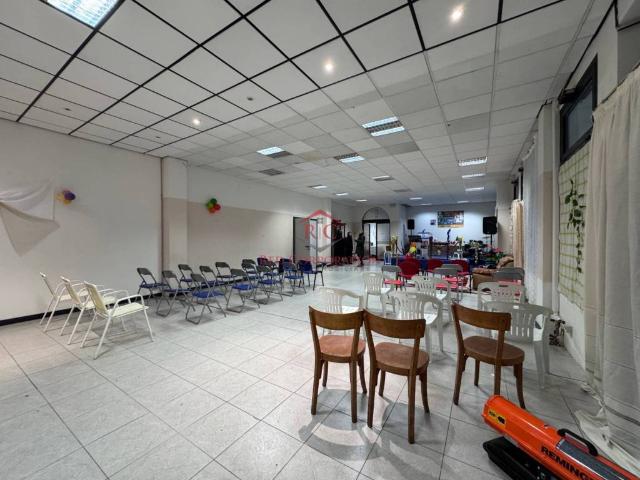 Locale Commerciale in vendita a Cavazzoli, Re