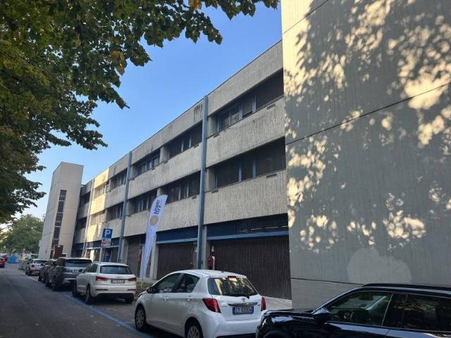 Locale Commerciale in vendita a Belvedere, Re