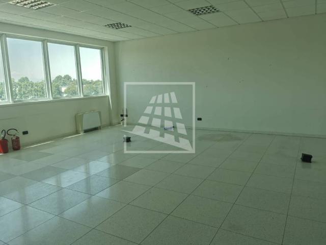 Locale Commerciale in vendita a Pieve Modolena, Re