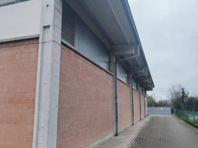 Locale Commerciale in vendita a Cavazzoli, Re