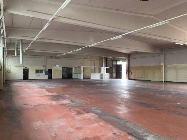 Locale Commerciale in vendita a Cavazzoli, Re