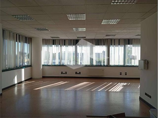 Locale Commerciale in vendita a Pratofontana, Re