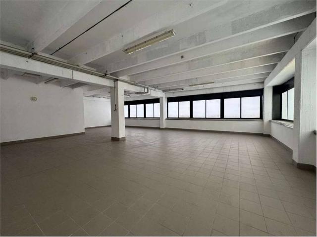 Locale Commerciale in vendita a Carrozzone-Betonica, Re