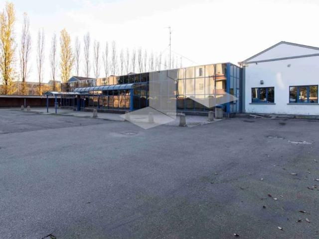 Locale Commerciale in vendita a Cavazzoli, Re
