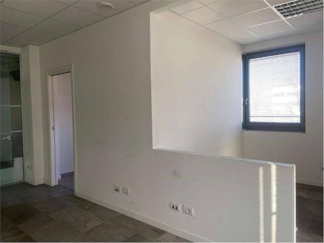Locale Commerciale in vendita a Pieve Modolena, Re