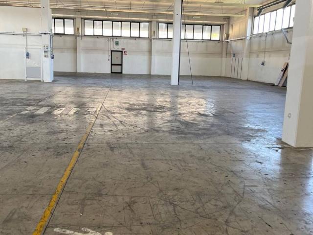 Locale Commerciale in vendita a Re, Reggio Emilia