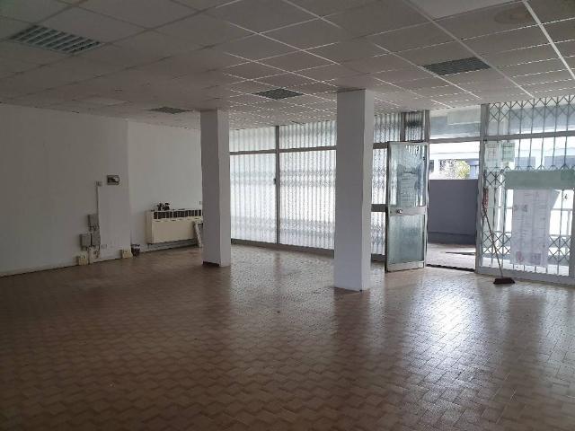 Locale Commerciale in vendita a Villaggio Stranieri-Bazzarola, Re