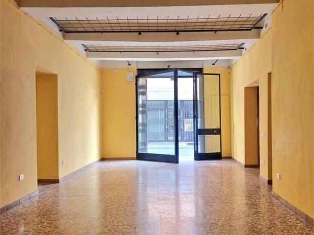 Locale Commerciale in vendita a Sant'Agostino città-Porta Castello, Re
