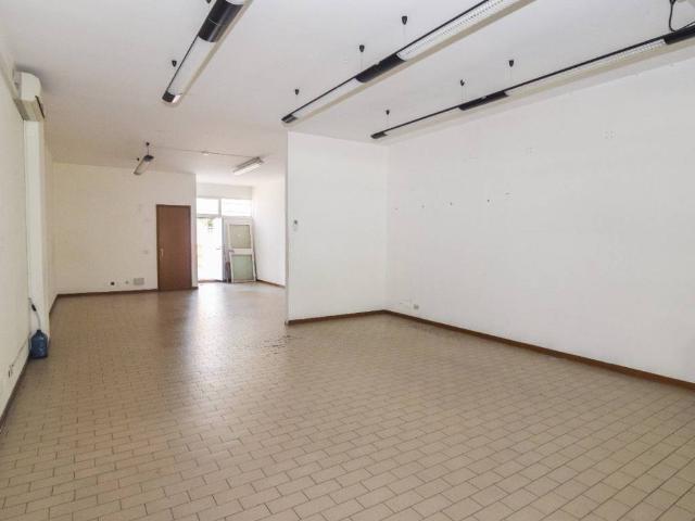 Locale Commerciale in vendita a Pappagnocca, Re