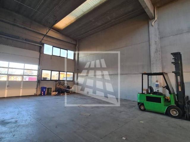 Locale Commerciale in vendita a Re, Reggio Emilia
