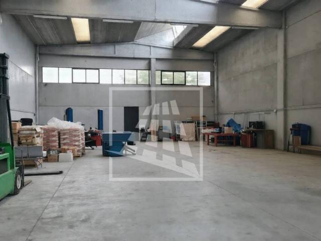 Locale Commerciale in vendita a Re, Reggio Emilia