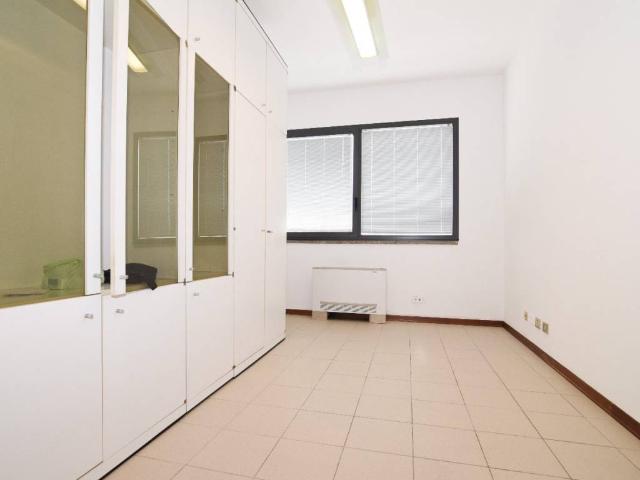 Locale Commerciale in vendita a Villaggio Stranieri-Bazzarola, Re