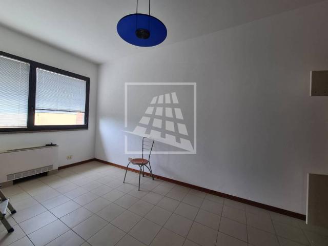 Locale Commerciale in vendita a Re, Reggio Emilia