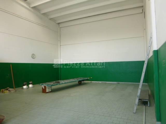 Locale Commerciale in vendita a Cella, Re