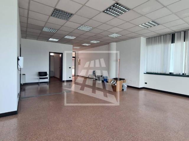 Locale Commerciale in vendita a Mancasale, Re