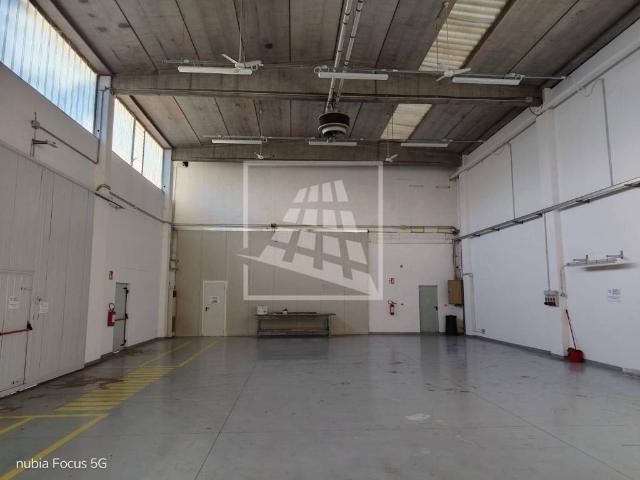Locale Commerciale in vendita a Cavazzoli, Re