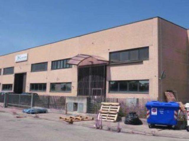 Locale Commerciale in vendita a Pieve Modolena, Re