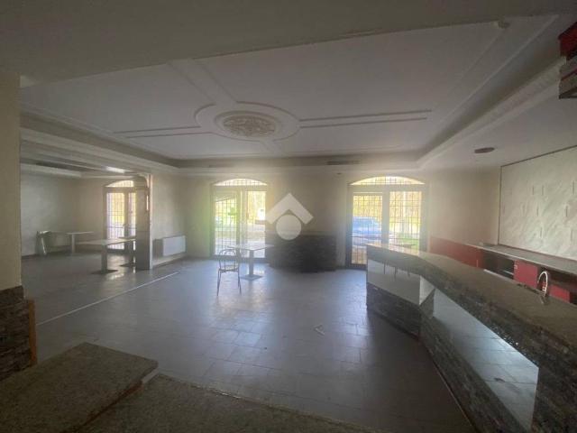 Locale Commerciale in vendita a Regina Pacis, Re