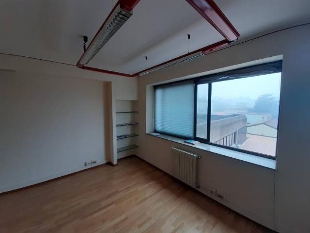 Locale Commerciale in vendita a Gardenia, Re