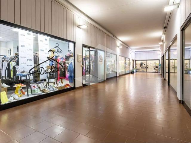 Locale Commerciale in vendita a Sesso, Re